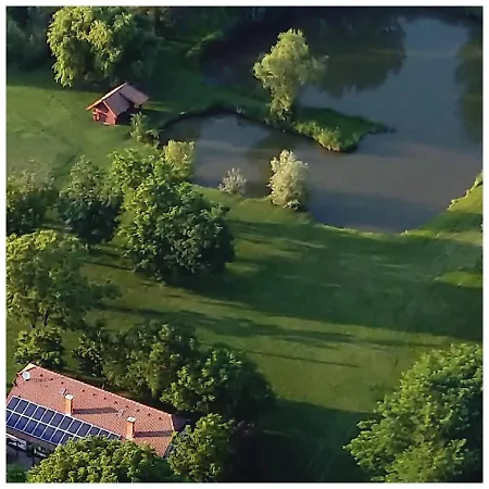 Szeruskert Vendeghaz * Pusztaszer