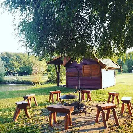 Szeruskert Vendeghaz * Pusztaszer