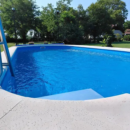 Szérűskert Casa de Férias *