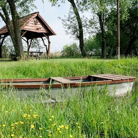 Szeruskert Vendeghaz * Pusztaszer