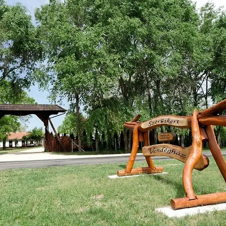Szeruskert Vendeghaz * Pusztaszer