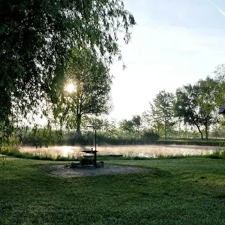 Szeruskert Vendeghaz * Pusztaszer