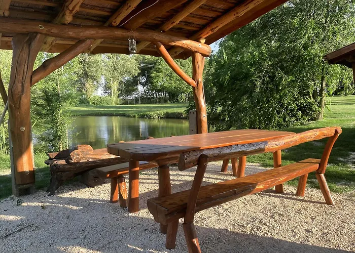 Szeruskert Vendeghaz * Pusztaszer